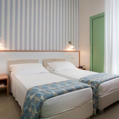 Hotel Calypso- Rimini Marina Centro Esterno foto